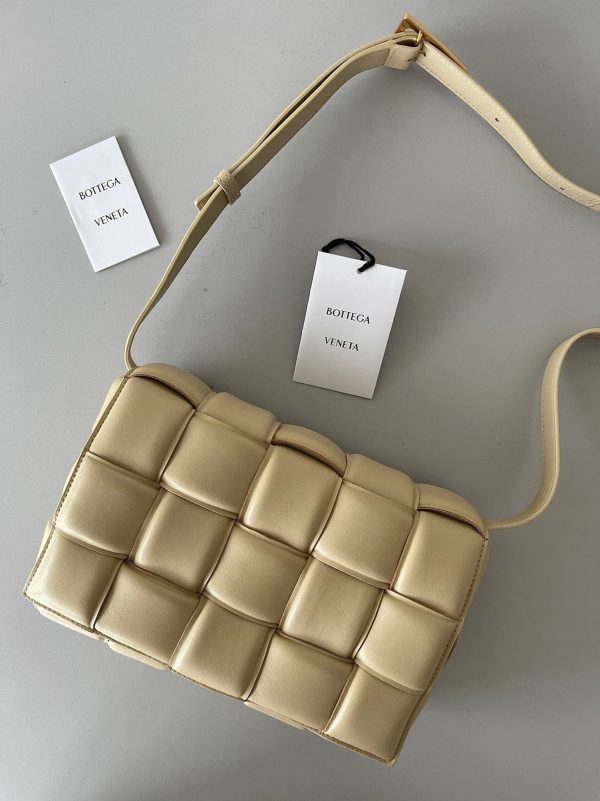 Contrefaçon du sac Bottega Veneta Padded Cassette en Porridge – Image 6