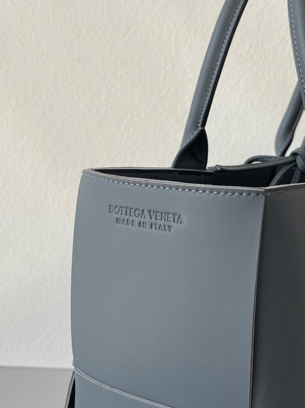 Réplique Bottega Veneta Arco Medium Tote en Thunder – Image 7