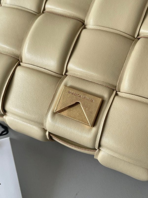 Contrefaçon du sac Bottega Veneta Padded Cassette en Porridge – Image 5