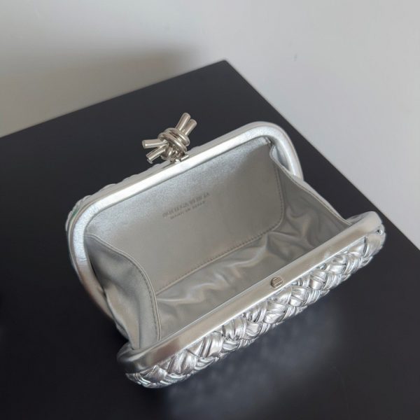 Contrefaçon Bottega Veneta Knot Minaudiere Clutch en Intreccio Argenté – Image 2
