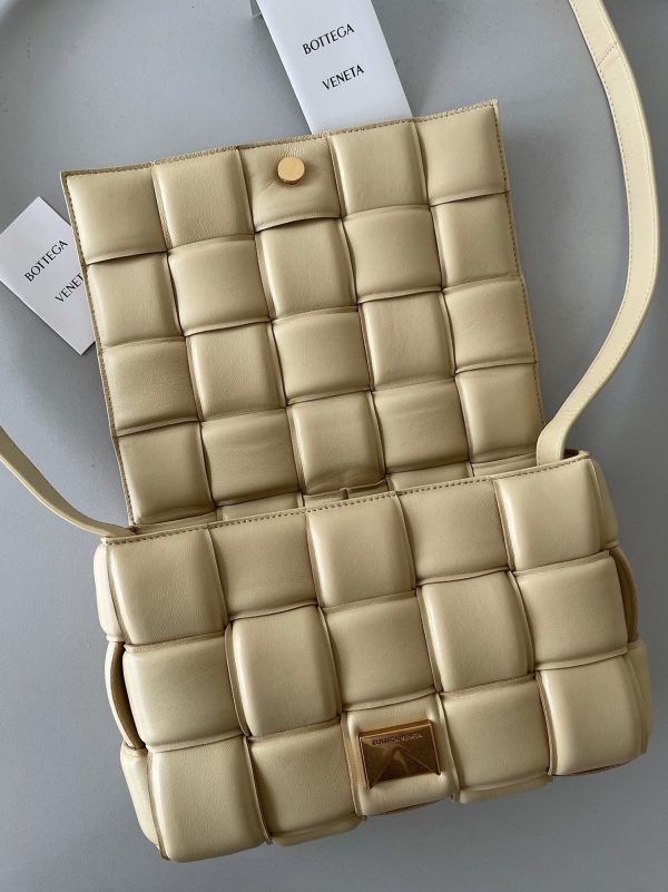 Contrefaçon du sac Bottega Veneta Padded Cassette en Porridge – Image 4