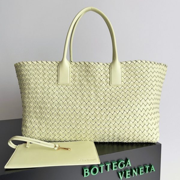 Réplique du sac Bottega Veneta Cabat Large en cuir d’agneau intrecciato Zest lavé – Image 3