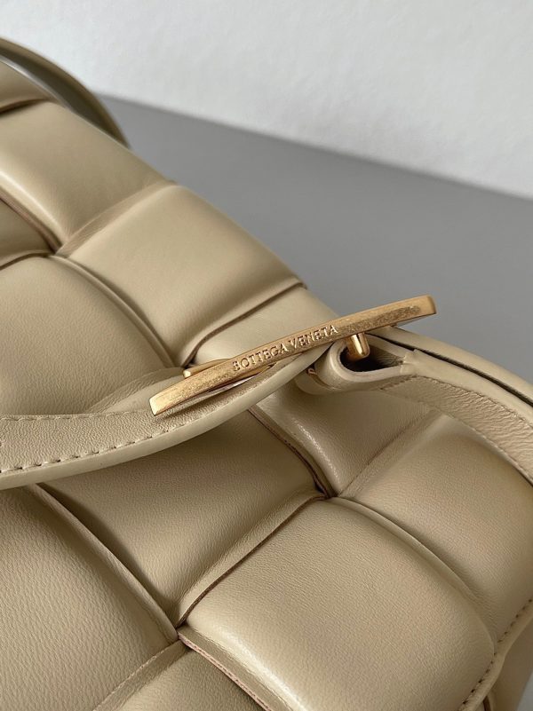 Contrefaçon du sac Bottega Veneta Padded Cassette en Porridge – Image 3