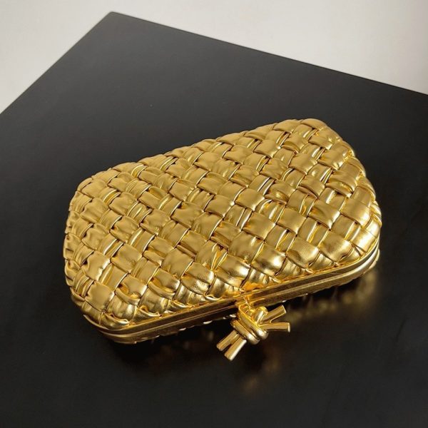 Réplique Bottega Veneta Knot Minaudiere Clutch en Intreccio Doré – Image 9
