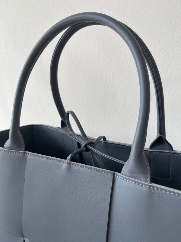 Réplique Bottega Veneta Arco Medium Tote en Thunder – Image 10