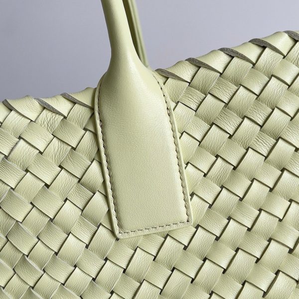 Réplique du sac Bottega Veneta Cabat Large en cuir d’agneau intrecciato Zest lavé – Image 2
