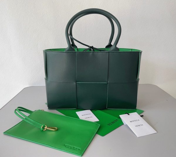 Contrefaçon Bottega Veneta Arco Medium Tote en Vert – Image 9