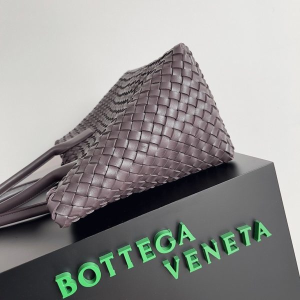 Réplique du sac Bottega Veneta Cabat Medium en cuir d’agneau intrecciato Fondant – Image 9