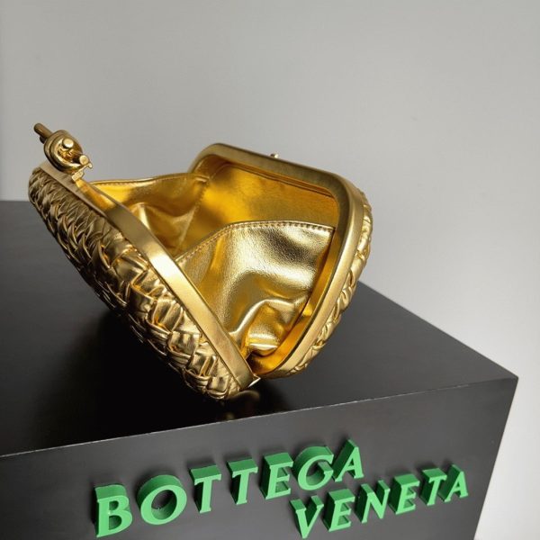 Réplique Bottega Veneta Knot Minaudiere Clutch en Intreccio Doré – Image 7