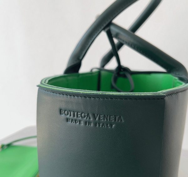 Contrefaçon Bottega Veneta Arco Medium Tote en Vert – Image 2