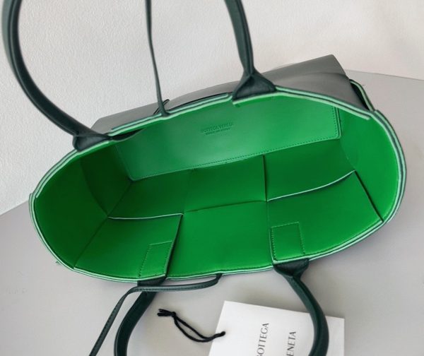 Contrefaçon Bottega Veneta Arco Medium Tote en Vert – Image 3