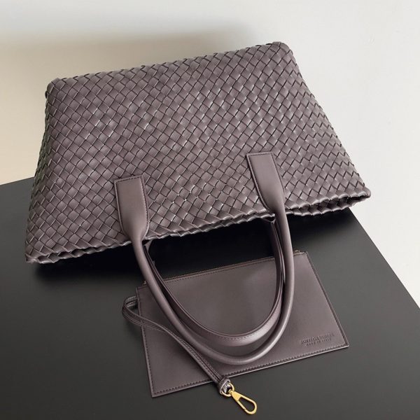 Réplique du sac Bottega Veneta Cabat Medium en cuir d’agneau intrecciato Fondant – Image 7