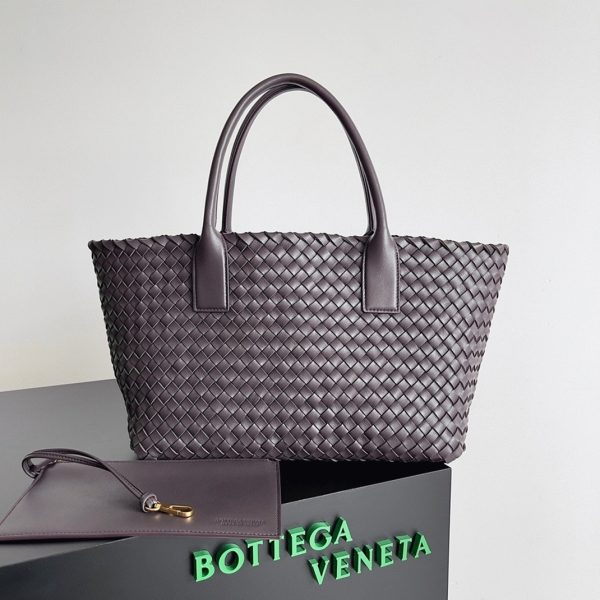 Réplique du sac Bottega Veneta Cabat Medium en cuir d’agneau intrecciato Fondant – Image 6
