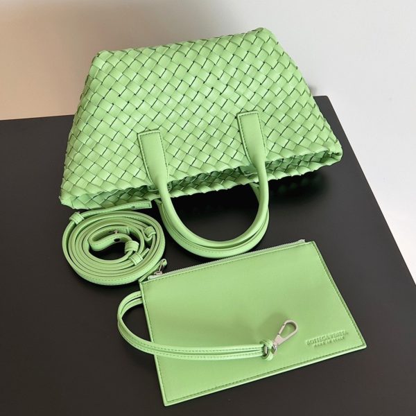 Contrefaçon du sac Bottega Veneta Cabat Mini en Pistachio – Image 10