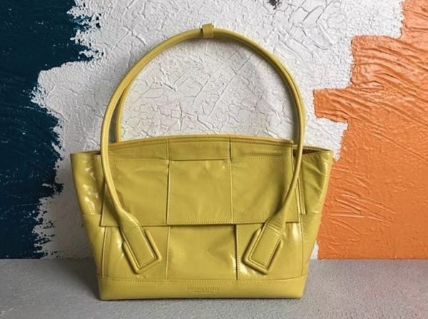 Réplique du sac Bottega Veneta Arco Medium en cuir intrecciato jaune – Image 9