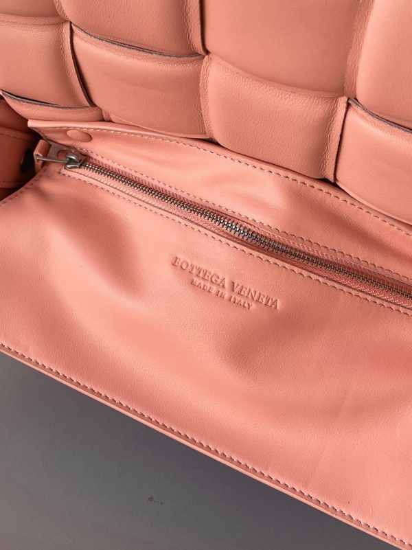 Réplique du sac Bottega Veneta Padded Cassette en Peachy – Image 6
