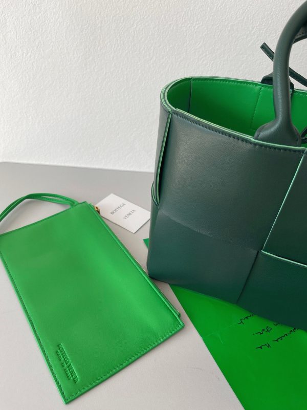 Contrefaçon Bottega Veneta Arco Medium Tote en Vert – Image 5