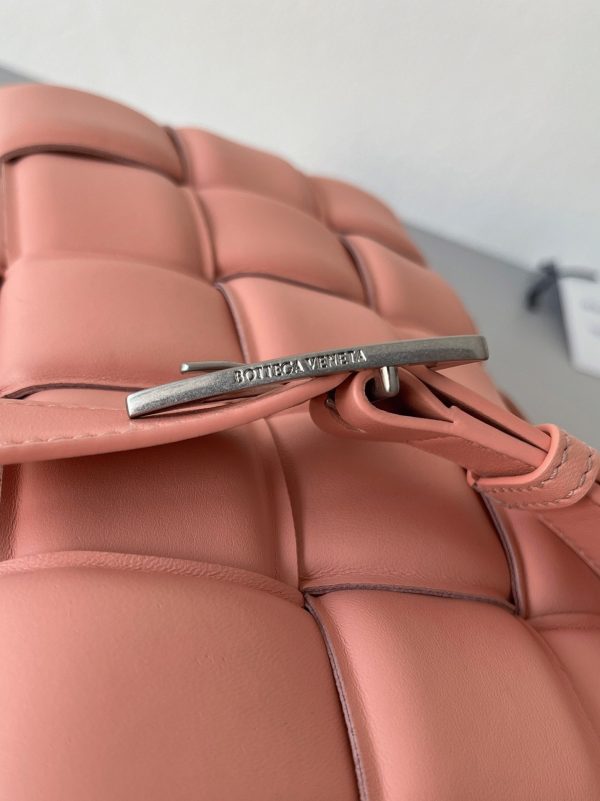 Réplique du sac Bottega Veneta Padded Cassette en Peachy – Image 5