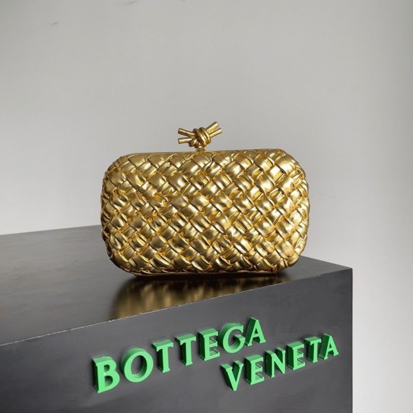 Réplique Bottega Veneta Knot Minaudiere Clutch en Intreccio Doré – Image 3
