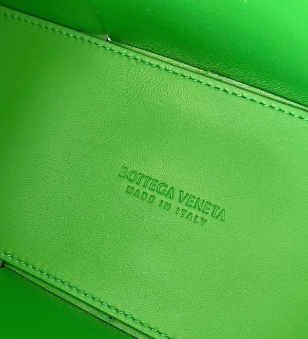Contrefaçon Bottega Veneta Arco Medium Tote en Vert – Image 6