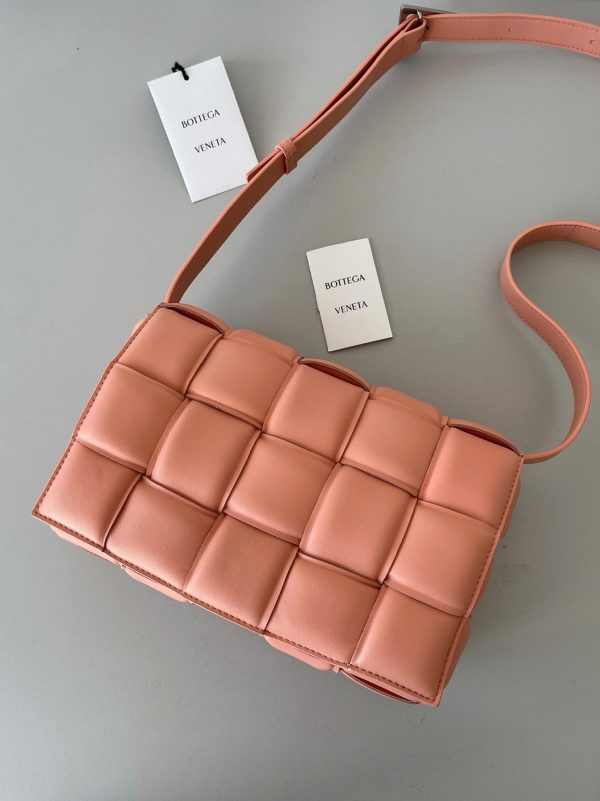 Réplique du sac Bottega Veneta Padded Cassette en Peachy – Image 4