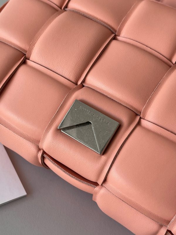 Réplique du sac Bottega Veneta Padded Cassette en Peachy – Image 3