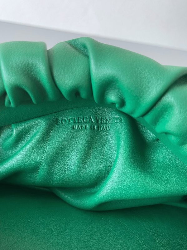 Faux sac Bottega Veneta The Chain Pouch en Vert – Image 4