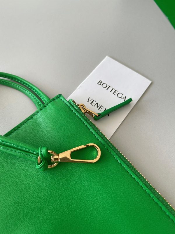Contrefaçon Bottega Veneta Arco Medium Tote en Vert – Image 8