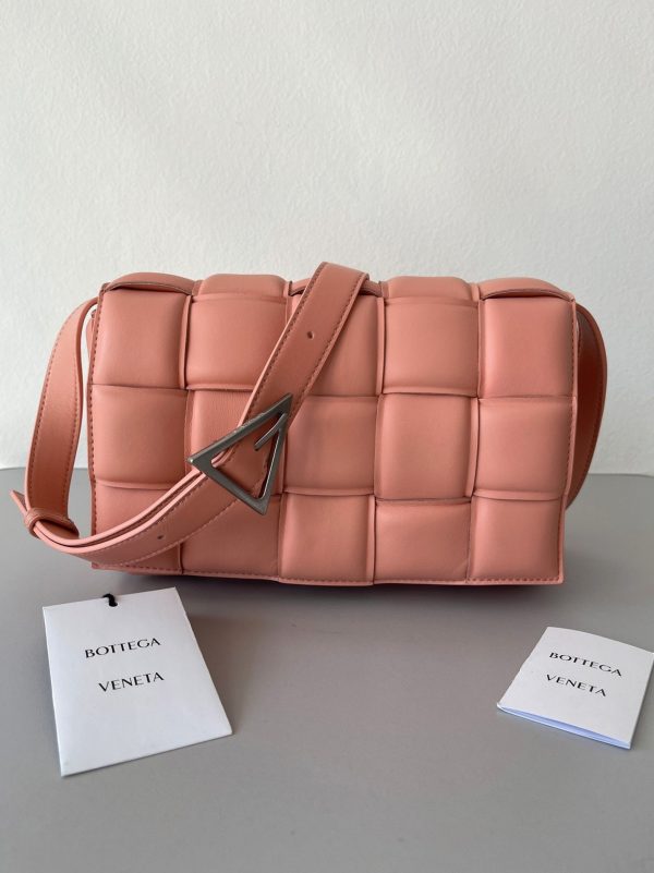 Réplique du sac Bottega Veneta Padded Cassette en Peachy – Image 2