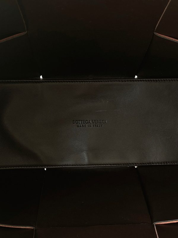 Fausse Bottega Veneta Arco Medium Tote en Érable – Image 3