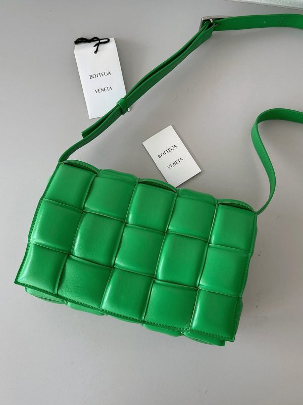 Contrefaçon du sac Bottega Veneta Padded Cassette en Parakeet – Image 9