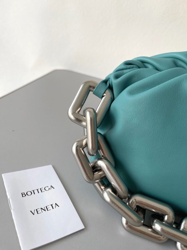 Faux sac Bottega Veneta The Chain Pouch en Vert Lac – Image 8