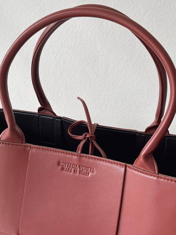 Fausse Bottega Veneta Arco Medium Tote en Érable – Image 4