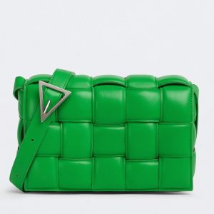 Contrefaçon du sac Bottega Veneta Padded Cassette en Parakeet