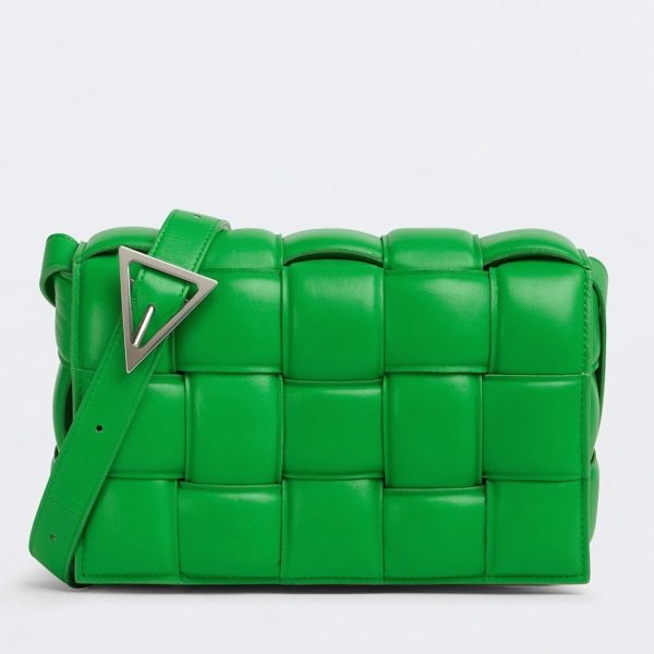 Contrefaçon du sac Bottega Veneta Padded Cassette en Parakeet