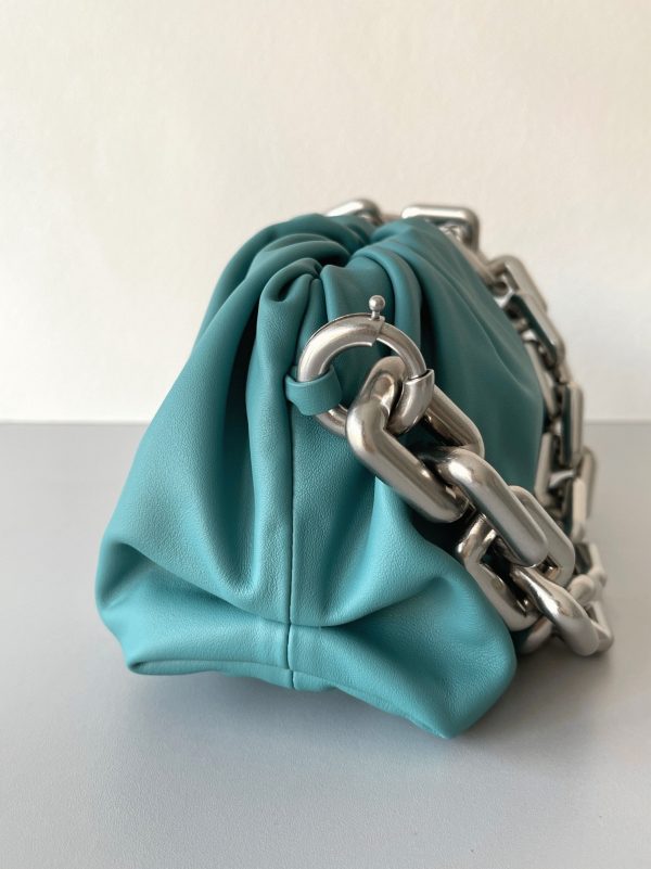 Faux sac Bottega Veneta The Chain Pouch en Vert Lac – Image 7