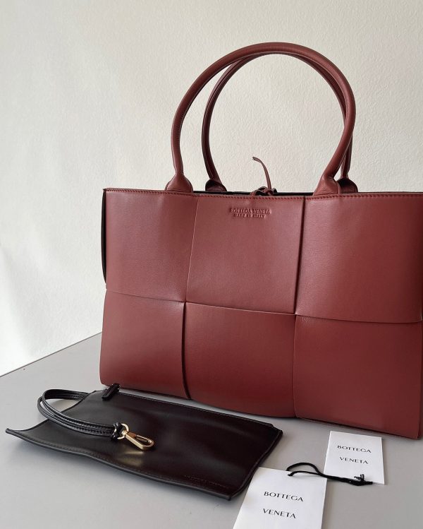 Fausse Bottega Veneta Arco Medium Tote en Érable – Image 5