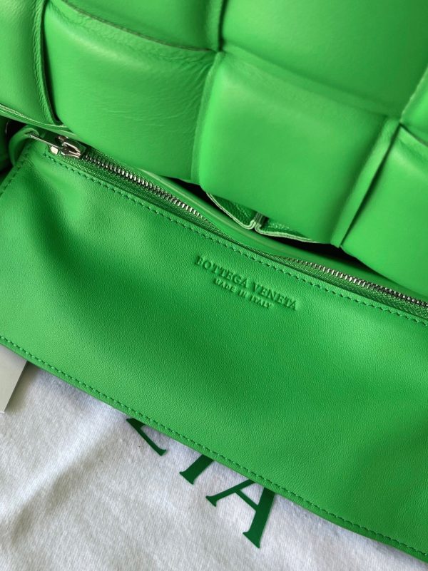 Contrefaçon du sac Bottega Veneta Padded Cassette en Parakeet – Image 8
