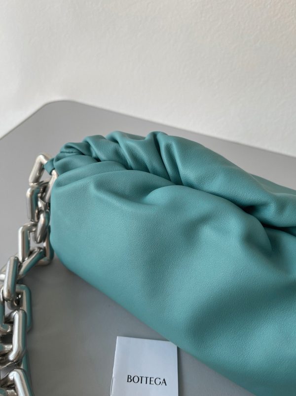 Faux sac Bottega Veneta The Chain Pouch en Vert Lac – Image 6