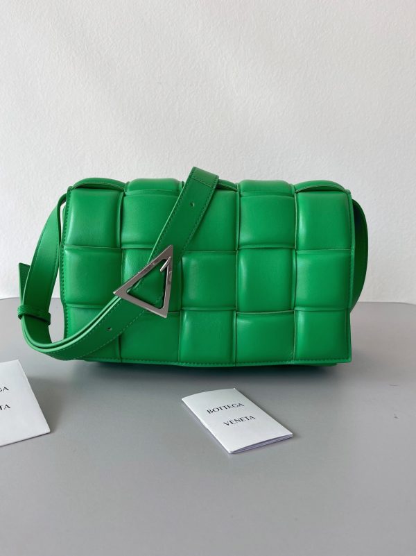 Contrefaçon du sac Bottega Veneta Padded Cassette en Parakeet – Image 7