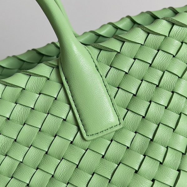 Contrefaçon du sac Bottega Veneta Cabat Mini en Pistachio – Image 9