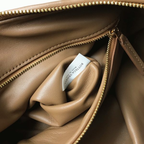 Faux Petit Sac Bottega Veneta BV Jodie en Caramel – Image 7