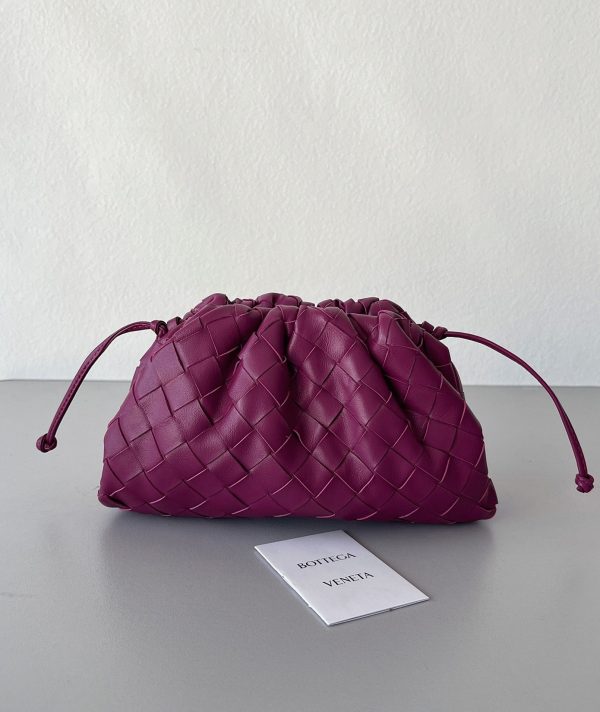 Faux Mini Pochette Bottega Veneta avec Sangle en Cinabre – Image 2
