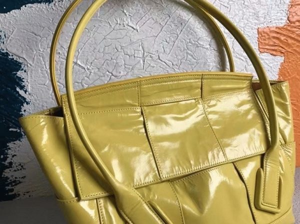 Réplique du sac Bottega Veneta Arco Medium en cuir intrecciato jaune – Image 8
