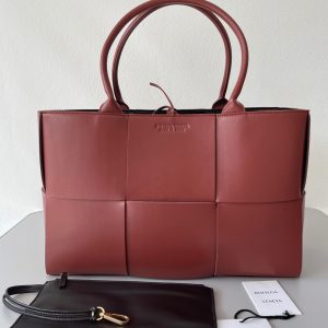 Fausse Bottega Veneta Arco Medium Tote en Érable