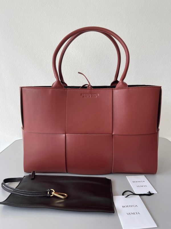 Fausse Bottega Veneta Arco Medium Tote en Érable