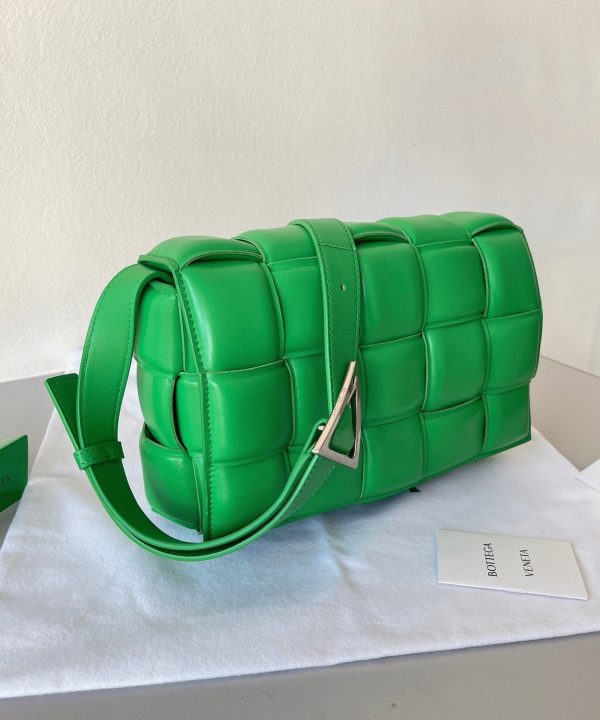 Contrefaçon du sac Bottega Veneta Padded Cassette en Parakeet – Image 6