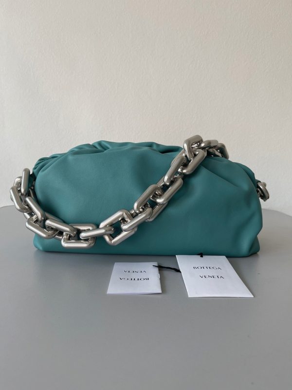 Faux sac Bottega Veneta The Chain Pouch en Vert Lac – Image 4