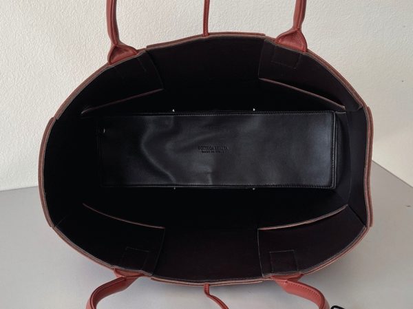 Fausse Bottega Veneta Arco Medium Tote en Érable – Image 6