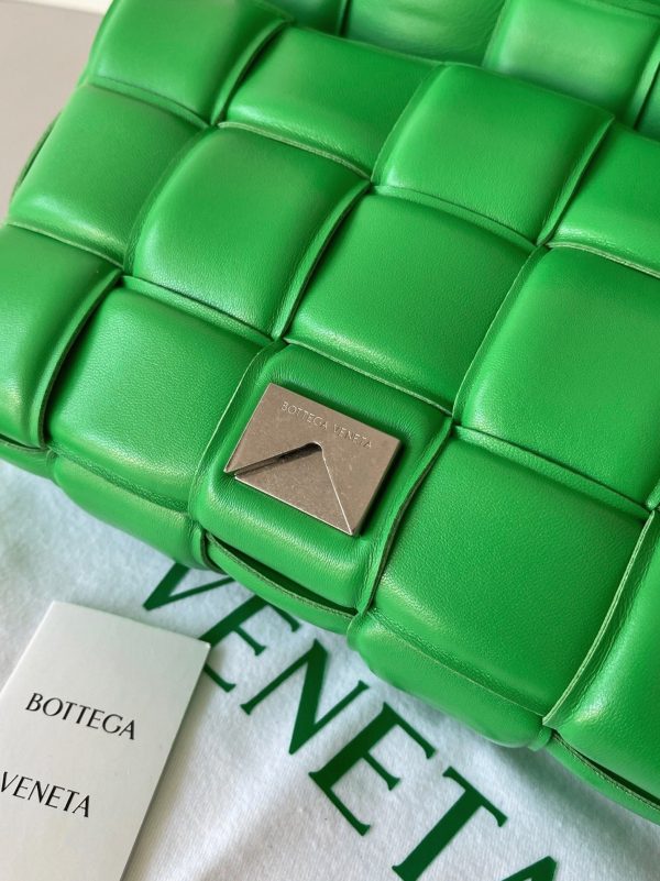 Contrefaçon du sac Bottega Veneta Padded Cassette en Parakeet – Image 5